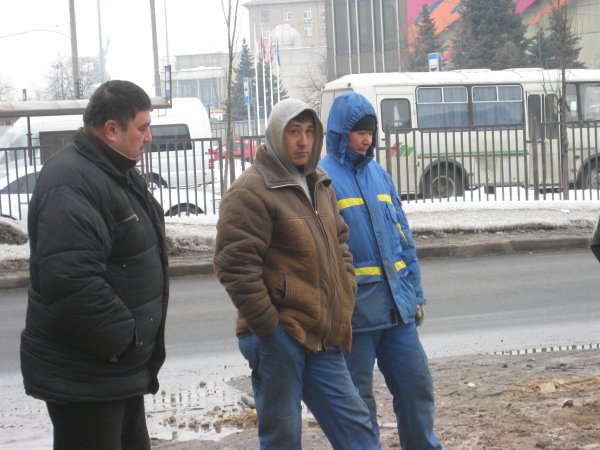 Лужков, уходя, сказал Собянину, что под одним из московских тротуаров зарыт клад (с) Лужков, уходя, сказал Собянину, что под одним из московских тротуаров зарыт клад (с)